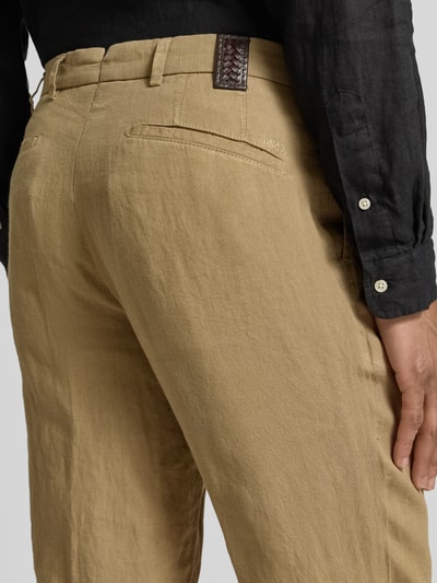 Männermodel trägt Straight Fit Leinenhose aus reinen Leinen Modell 'Lynx' von Mmx, beige, Gesäßtaschen, Detailaufnahme Rückansicht.