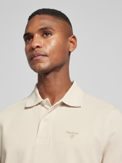 Barbour Slim Fit Poloshirt mit Label-Stitching Sand 3