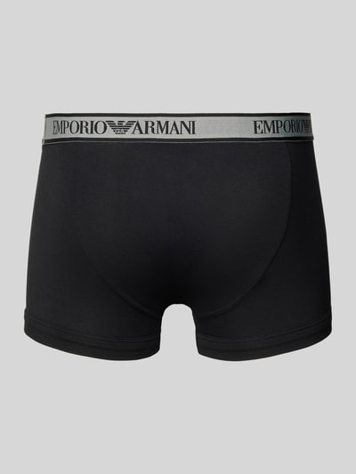 Männermodel trägt Slim Fit Trunks mit Logo-Stitching im 3er-Pack von Emporio Armani, schwarzer Baumwoll-Mix, Rückansicht Ganzkörperansicht.