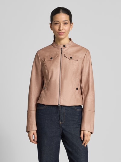 Frauenmodel trägt Slim Fit Jacke in Leder-Optik von Amber & June in Rosé mit Stehkragen, Brusttaschen, Eingrifftaschen und Zweiwege-Reißverschluss, Rückenlänge 53 cm, Schulterbreite 41 cm, Brustweite 48 cm, Ärmellänge 65 cm, Ganzkörperansicht von vorne.
