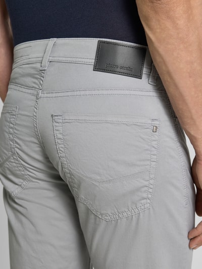 Männermodel trägt Regular Fit Hose mit Eingrifftaschen Modell 'Lyon' von Pierre Cardin, Baumwoll-Elasthan-Mix, Nahaufnahme Rückansicht.