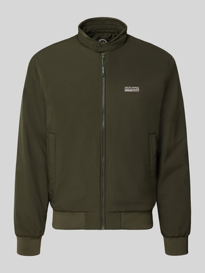 Produktfoto, olivgrüne Bomberjacke mit Logo Modell 'BROOKLYN' von JACK & JONES, glatte Struktur, Reißverschluss, Stehkragen, Regular Fit