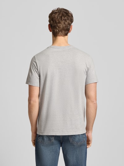 Männermodel trägt T-Shirt mit Label-Detail von Levi's®, Herren T-Shirt aus reiner Baumwolle, Regular-Fit, Rückenansicht, Ganzkörperansicht Rückansicht.