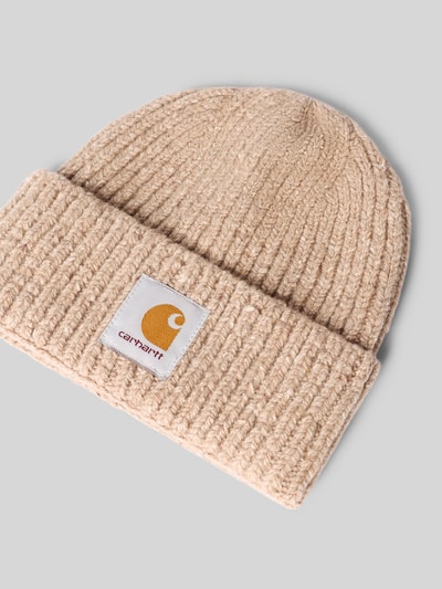 Produktfoto, Beanie mit Label-Patch Modell 'ASHLEY' von Carhartt Work In Progress in heller Strick-Optik, breiter Umschlag, beige Textur