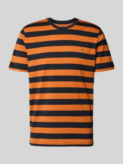 Produktfoto, Regular Fit T-Shirt mit Logo-Stitching von Christian Berg Men, Herren T-Shirt aus Reine Baumwolle, Rundhalsausschnitt, orange-schwarze Querstreifen, Rückenlänge bei Größe M: 70 cm.