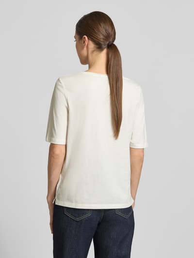 Modelka nosi T-Shirt mit Motiv-Print und Pailletten od Oui, bawełna, krój regular fit, z okrągłym dekoltem, widok całej sylwetki z tyłu.