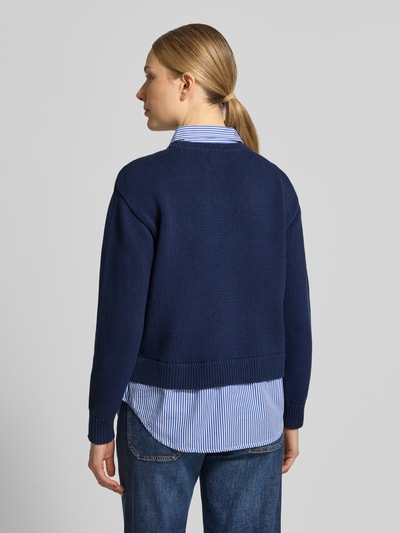 Modelka nosi Regular Fit Strickpullover aus reiner Baumwolle od Lauren Ralph Lauren, granatowy, dzianinowa faktura, prążkowane wykończenia, widok całej sylwetki z tyłu.
