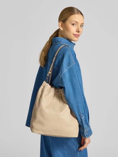Kobiece modelka nosi Hobo Bag mit Logo-Prägung Modell 'CLOUD' od LIEBESKIND BERLIN, beżowy, z główną przegrodą, zapięciem na magnes i paskiem na ramię, Szerokość w rozmiarze 1: 32 cm, długość w rozmiarze 1: 35 cm, głębokość w rozmiarze 1: 14 cm, długość paska na ramię w rozmiarze 1: 62 cm, zdjęcie całej sylwetki z tyłu