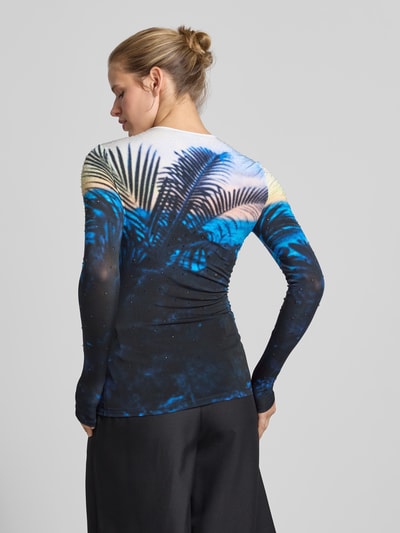 Frauenmodel trägt Slim Fit Longsleeve aus Viskose-Mix von Rabanne mit Allover-Foto-Print in Blau, Gelb und Schwarz, Ganzkörperansicht Rückansicht.