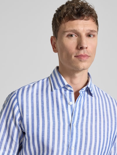 Männermodel trägt Slim Fit Business Hemd aus Leinen-Misch mit Kentkragen von Jake*s, blau-weiß gestreift, Nahaufnahme Oberkörper.