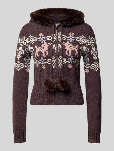 Produktfoto, Strickjacke im Allover-Look Modell 'ECLAIR' von DAISY STREET, Braun mit Kunstfellkapuze, Reißverschluss, Bommel, Slim Fit, florale und Rentiermuster, grobe Stricktextur, Vorderansicht, Damenmode
