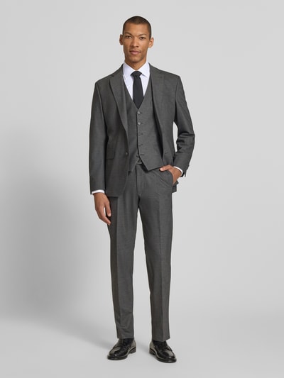 Männermodel trägt Slim Fit Businesshemd aus reiner Baumwolle Modell 'H-HANK-K' von BOSS in Weiß, Ganzkörperansicht von vorne.