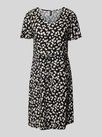 Produktfoto, Tailliertes Freizeitkleid aus reiner Viskose Modell 'EASY JOY' von Vero Moda mit Allover-Muster in Schwarz-Weiß.