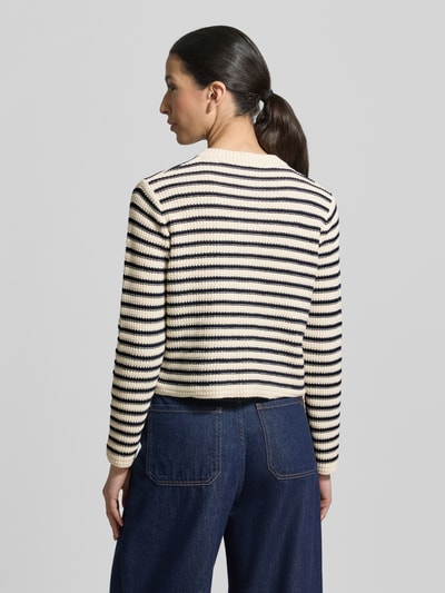 Vrouwenmodel draagt Regular Fit gebreid jack uit katoenmix model 'VODKA' van Weekend Max Mara, gestreept motief, geheel in katoenmix, lange mouwen, ronde hals, zichtbare zakdetails, knoopsluiting, rugaanzicht.