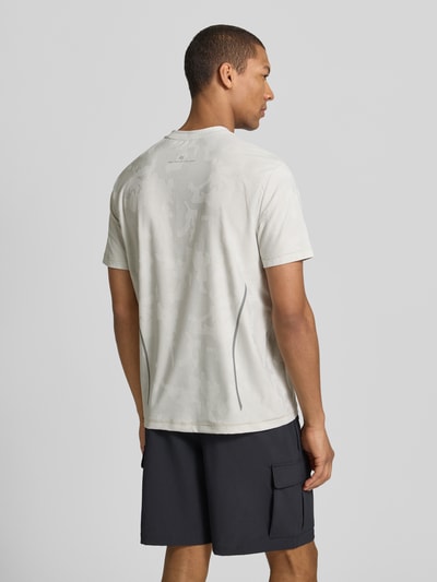 Männermodel trägt T-Shirt mit Rundhalsausschnitt und Label-Detail von EA7 Emporio Armani, regular fit, lichte kleur, rugzijde, ganzkörperansicht rückansicht.