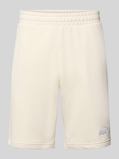 Produktfoto, Shorts mit Label-Stitching von PUMA PERFORMANCE im Baumwoll-Mix, regular fit in Creme mit elastischem Bund und Logo-Detail.