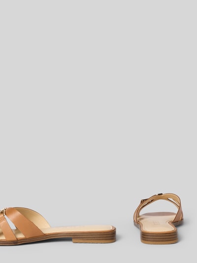Produktfoto, Slipper aus echtem Leder Modell 'Realla' von Guess in Braun mit offener Ferse, abgerundeter Form und Logo-Detail, 2 cm Absatz.