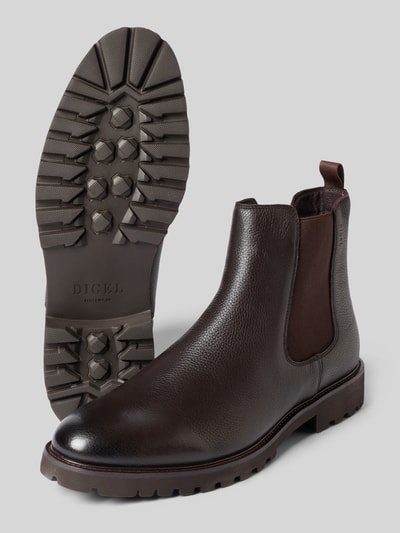 Produktfoto, Boots aus Leder mit elastischen Einsätzen Modell 'Slow' von DIGEL, braunes Echtleder, strukturierte Oberfläche, Profilsohle, abgerundete Spitze, Absatzhöhe 3 cm, Schafthöhe 15 cm, Schaftweite 11 cm