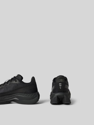 Produktfoto, Sneaker mit Schnürverschluss von MM6 Maison Margiela in Schwarz mit strukturierter Sohle, abgerundete Form, Label-Print