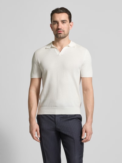 Männermodel trägt Regular Fit Poloshirt mit V-Ausschnitt von Manuel Ritz, Reine Baumwolle, Strickshirt, Rückenlänge 66 cm, Ganzkörperansicht von vorne.