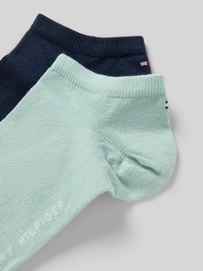 Produktfoto, Socken aus Baumwoll-Mix im 2er-Pack von Tommy Hilfiger, ein Paar in Mintgrün, ein Paar in Dunkelblau, Feinstrick, Label Print, elastischer Bund