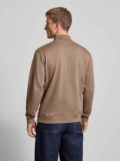 Männermodel trägt Regular Fit Troyer aus reiner Baumwolle von Marc O'Polo Denim, Optik: Unifarben, Sweat, Ganzkörperansicht Rückansicht.