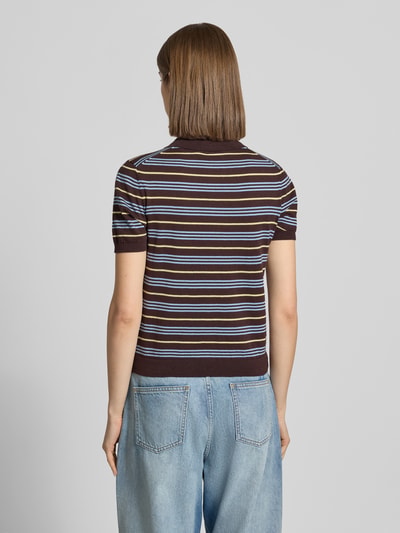 Frauenmodel trägt Regular Fit Polo-Strickshirt mit Streifenmuster von REVIEW aus Reiner Baumwolle, Rückenlänge 52 cm, Ganzkörperansicht Rückansicht.