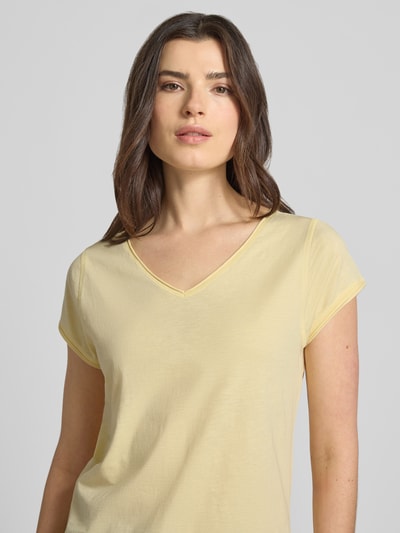 Vrouwenmodel draagt T-shirt met V-hals van Christian Berg Woman in lichtgele tint, puur katoen, regular fit, rolzoom, nahaufnahme bovenlichaam.
