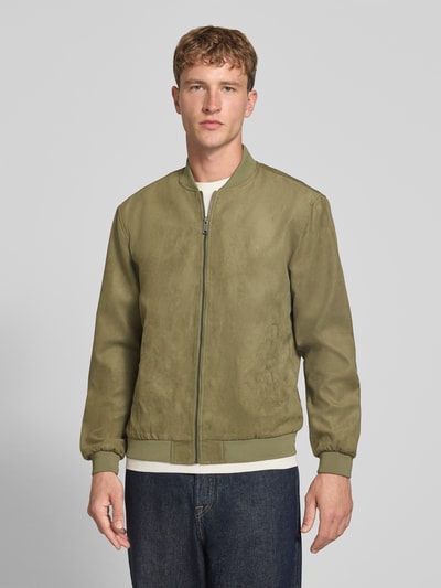 Männermodel trägt Regular Fit Blouson mit Baseball-Kragen Modell 'LUCAS' von ONLY, olivgrün, feste Struktur, Herren Bomberjacke, Ganzkörperansicht von vorne.