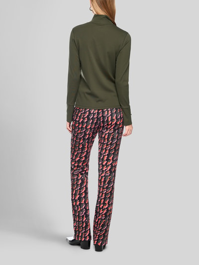 Frauenmodel trägt Longsleeve mit Stehkragen und Zierknöpfen von Marc Cain in Dunkelgrün, Baumwoll-Elasthan-Mix, Slim Fit, Rückenlänge 58 cm, Ganzkörperansicht Rückansicht.