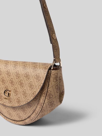 Produktfoto, Schultertasche mit Label-Applikation Modell 'COLEEN' von GUESS mit Allover-Brand-Print in Beige und breitem Schulterriemen, magnetischer Überschlag, strukturierte Oberfläche, 29x19x8 cm, Riemen 76 cm.