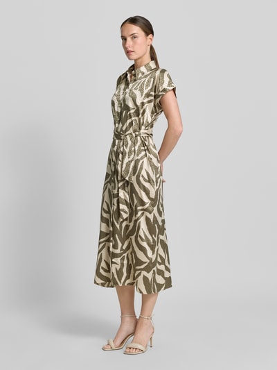 Vrouwenmodel draagt Hemdblusenkleid met borstzak en strikceintuur van Apricot, materiaalmix met stretch, getailleerd model, midi-jurk. Ganzkörperansicht van voren.