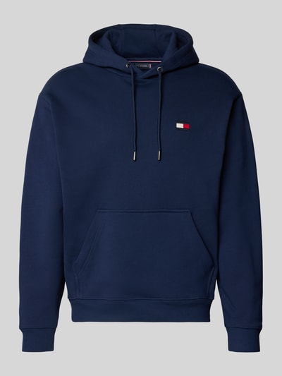 Produktfoto, Regular Fit Hoodie aus reiner Baumwolle von Tommy Hilfiger in Dunkelblau, unifarben, Logo-Applikation auf Brust, Kängurutasche, Sweat-Textur