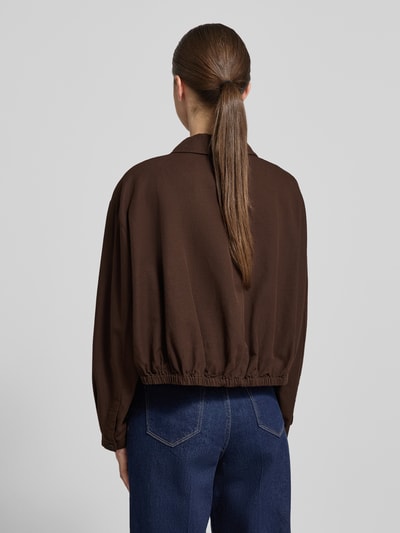 Frauenmodel trägt Relaxed Fit Hemdjacke aus Baumwoll-Leinen-Mix Modell 'Formente' von OPUS in Dunkelbraun, Struktur glatt, Ganzkörperansicht Rückansicht. Rückenlänge bei Größe 36: 44 cm, Ärmellänge bei Größe 36: 52 cm, Hemdblusenkragen, Knopfleiste.