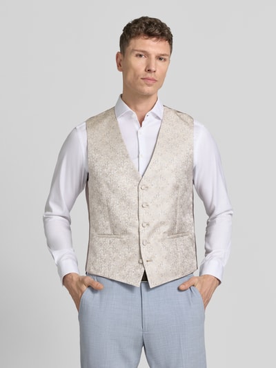 Männermodel trägt Weste mit V-Ausschnitt und Leistentaschen von Wilvorst in hellem Beige mit Knopfleiste, geradem Schnitt, Ganzkörperansicht von vorne.