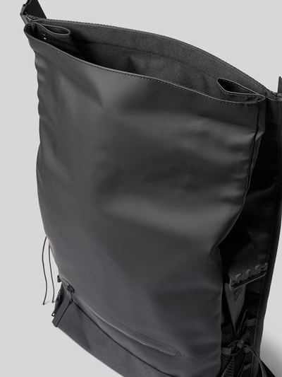 Produktfoto, glatte schwarze Oberfläche mit matter Textur, reduziertem Design und sichtbaren Nähten, Regular Fit Shorts aus Baumwoll-Leinen-Mix Modell 'LINUS' von Only & Sons, unifarben mit elastischem Bund und Label-Applikation, Eingrifftaschen und Gesäßtasche