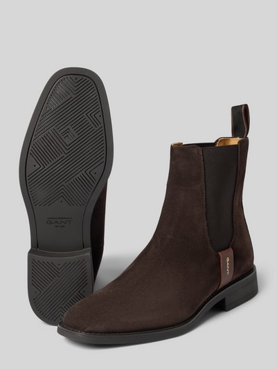 Produktfoto, dunkelbraune Stiefeletten aus echtem Rindvelours Modell 'Fayy' von GANT, Damen Stiefeletten, glatte Textur, minimalistische Form.