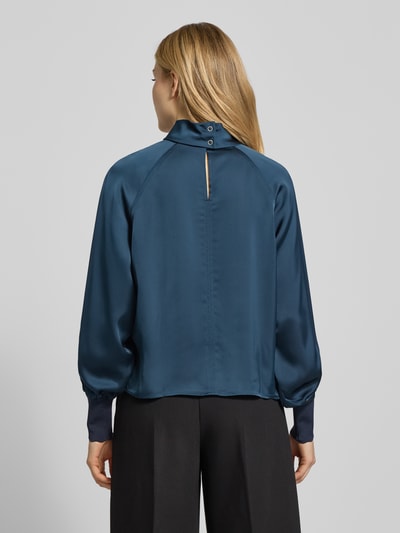 Männermodel trägt Blusenshirt aus Viskose-Mix von Zero w kolorze granatowym, prosty krój, stójka, balonowe rękawy, widok z tyłu, Ganzkörperansicht Rückansicht.