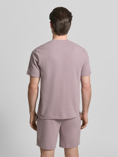 Männermodel trägt Regular Fit T-Shirt aus Baumwoll-Mix Modell 'AUSTIN' von HUGO, Optik: Unifarben, Waffelstruktur, Ganzkörperansicht Rückansicht