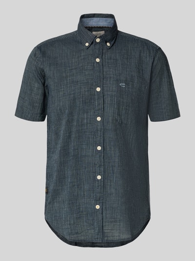 Produktfoto, Regular Fit Freizeithemd mit Button-Down-Kragen von camel active in Blau mit feiner Streifenstruktur, reine Baumwolle, Brusttasche, Knopfleiste, Label-Stitching.