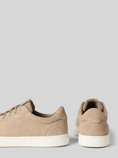 Produktfoto, Sneakersy z naturalnej skóry z wiązaniem Model 'BALTMOORE' od Geox, zaokrąglony czubek, detal z logo, wysokość obcasa 2 cm, wysokość cholewki 5 cm, szerokość w rozmiarze 44: 6 cm, beżowa faktura z białą podeszwą