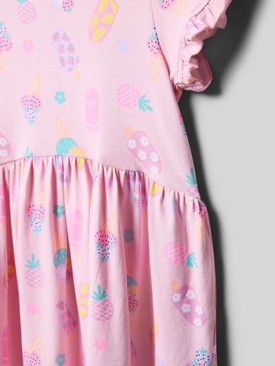 Mädchen trägt Regular Fit Shirtkleid mit Allover-Motiv-Print von DANAMADE aus Baumwoll-Mix, rosa, Nahaufnahme Oberkörper.