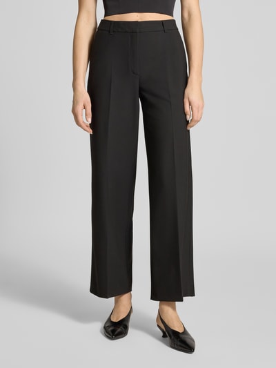 Vrouwenmodel draagt Wide Leg Stoffhose mit Bügelfalten van s.Oliver BLACK LABEL, look: effen, wide leg pasvorm, boord elastisch, steekzakken, persplooien, zwarte kleur, voorkant hele lichaam.