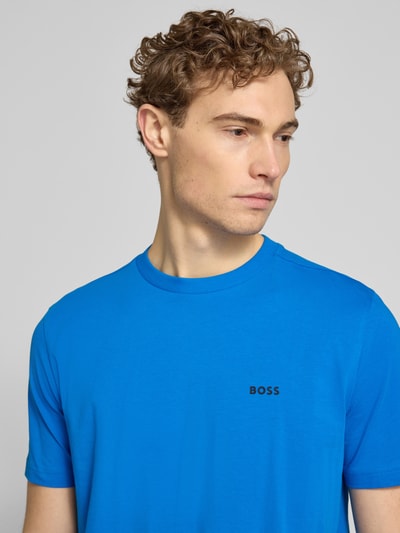 Männermodel trägt Regular Fit T-Shirt aus Baumwoll-Mix von BOSS Green, Optik: Unifarben, Label-Print, Rundhals, Kurzarm, Nahaufnahme Oberkörper.