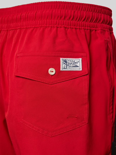 Produktfoto, Badehose mit Mesh-Einsatz von Polo Ralph Lauren Underwear, czerwony, gładki, elastyczny pas, boczne kieszenie, tylna kieszeń z guzikiem, łatka z logo