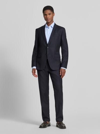 Männermodel trägt Slim Fit Freizeithemd mit Kentkragen von Jake*s aus Reine Baumwolle, hellblau, Ganzkörperansicht von vorne. Rückenlänge bei Größe 39/40: 79 cm, Schulterbreite: 47 cm, Ärmellänge: 68 cm, Langärmeliges Design, durchgehende Knopfleiste.