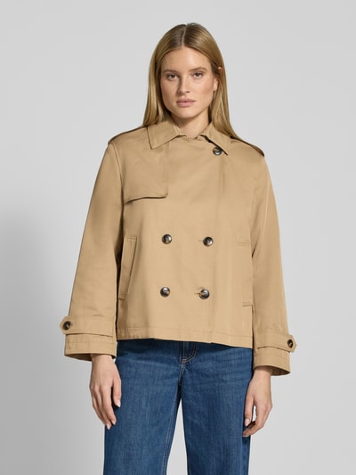 Frauenmodel trägt Trenchcoat in kurzem Design mit Baumwoll-Anteil von Jake*s Casual in Beige, glatte Textur, gerade Passform, Ganzkörperansicht von vorne.