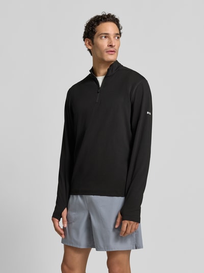 Männermodel trägt schwarzes Regular Fit Sweatshirt mit Stehkragen Modell 'SW_Active QZ' von BOSS, Herren Sport-Langarmshirt von BOSS Green, Ganzkörperansicht von vorne.