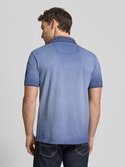 Männermodel trägt Regular Fit Poloshirt mit Label-Stitching von PME Legend aus Reine Baumwolle, Rückenansicht, Ganzkörperansicht Rückansicht.