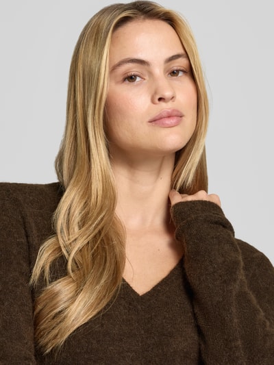 Frauenmodel trägt Strickpullover mit Woll-Anteil Modell 'Mape' von MOS MOSH, braun, V-Ausschnitt, Material-Mix, Nahaufnahme Oberkörper.